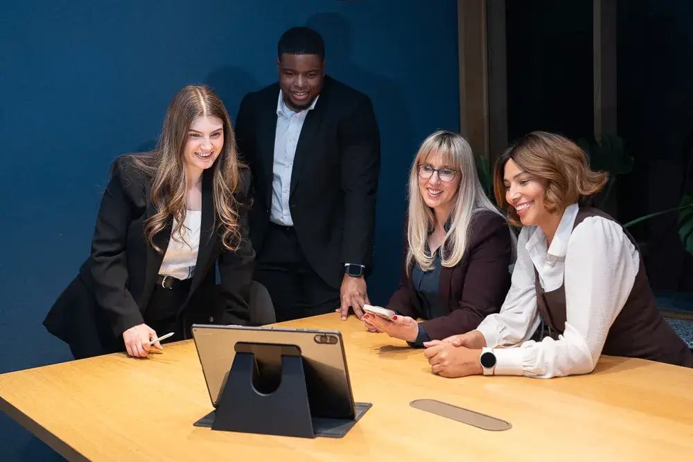 Team im Büro bespricht Projekt am Tablet, Business-Meeting am Konferenztisch